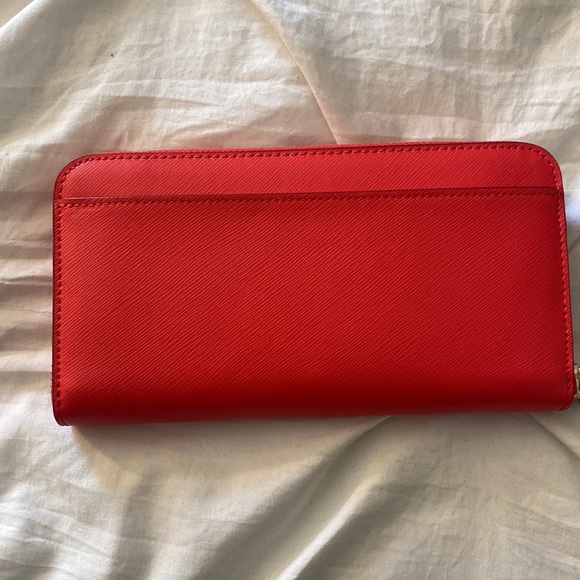 A 12 card slot Kate Spade wallet with gold detailing. - Picture 2 of 3